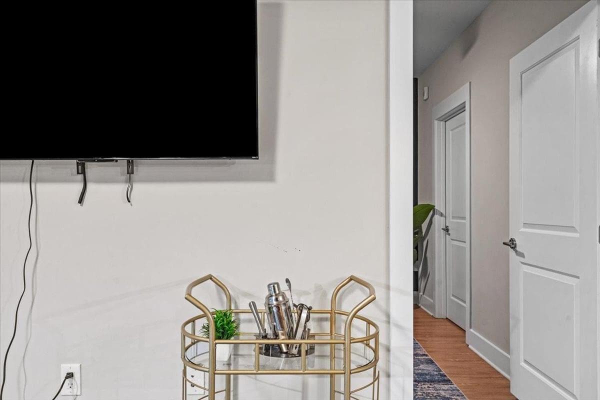Upscale King 3br Mins To Uptown