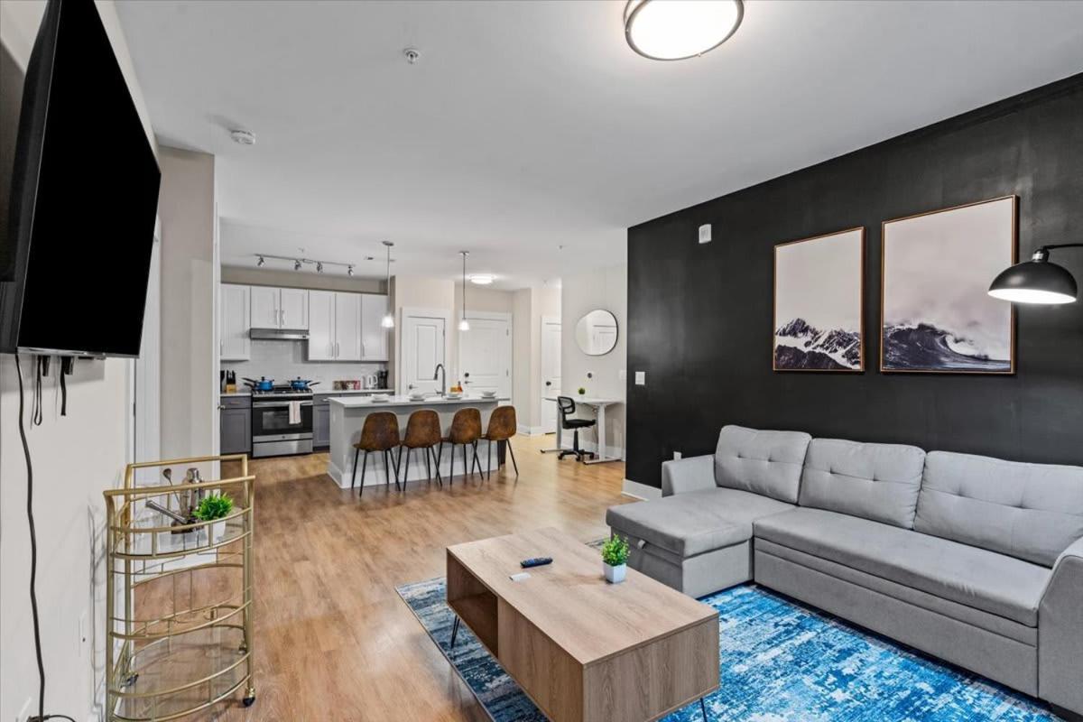 Upscale King 3br Mins To Uptown Apartment